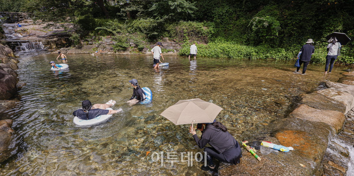 ▲전국 대부분 지역에 폭염특보가 발효된 17일 경기 과천시 관악산계곡을 찾은 시민들이 물놀이를 하며 더위를 식히고 있다. 이날 기상청은 당분간 최고 체감온도가 33도 안팎으로 오르면서 무덥겠다고 예보했다. 조현호 기자 hyunho@
