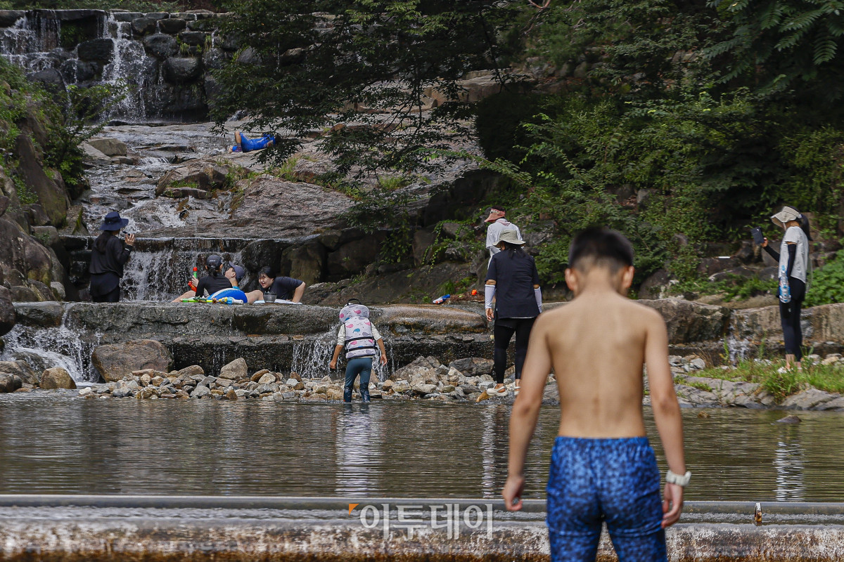 ▲전국 대부분 지역에 폭염특보가 발효된 17일 경기 과천시 관악산계곡을 찾은 시민들이 물놀이를 하며 더위를 식히고 있다. 이날 기상청은 당분간 최고 체감온도가 33도 안팎으로 오르면서 무덥겠다고 예보했다. 조현호 기자 hyunho@