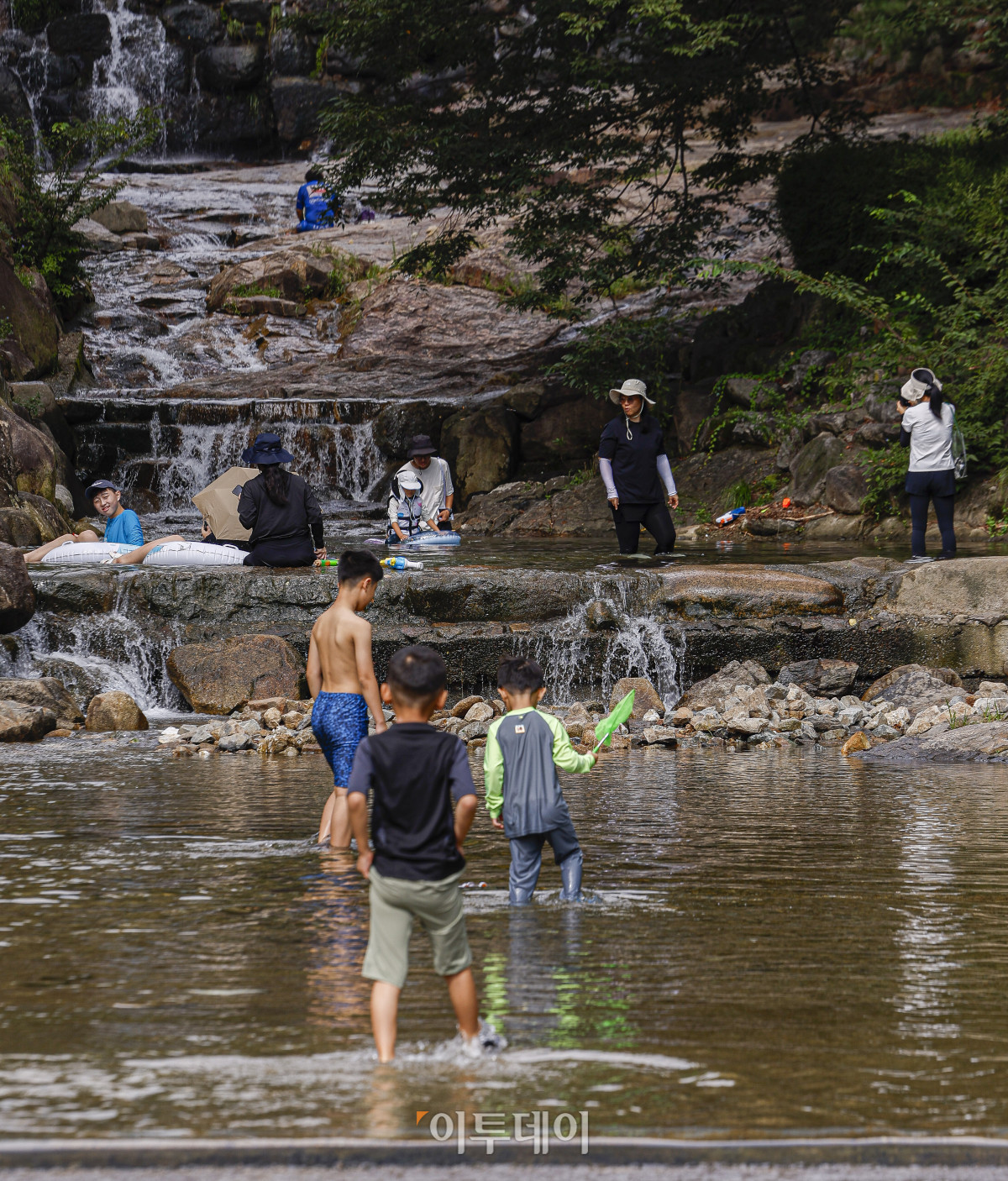 ▲전국 대부분 지역에 폭염특보가 발효된 17일 경기 과천시 관악산계곡을 찾은 시민들이 물놀이를 하며 더위를 식히고 있다. 이날 기상청은 당분간 최고 체감온도가 33도 안팎으로 오르면서 무덥겠다고 예보했다. 조현호 기자 hyunho@