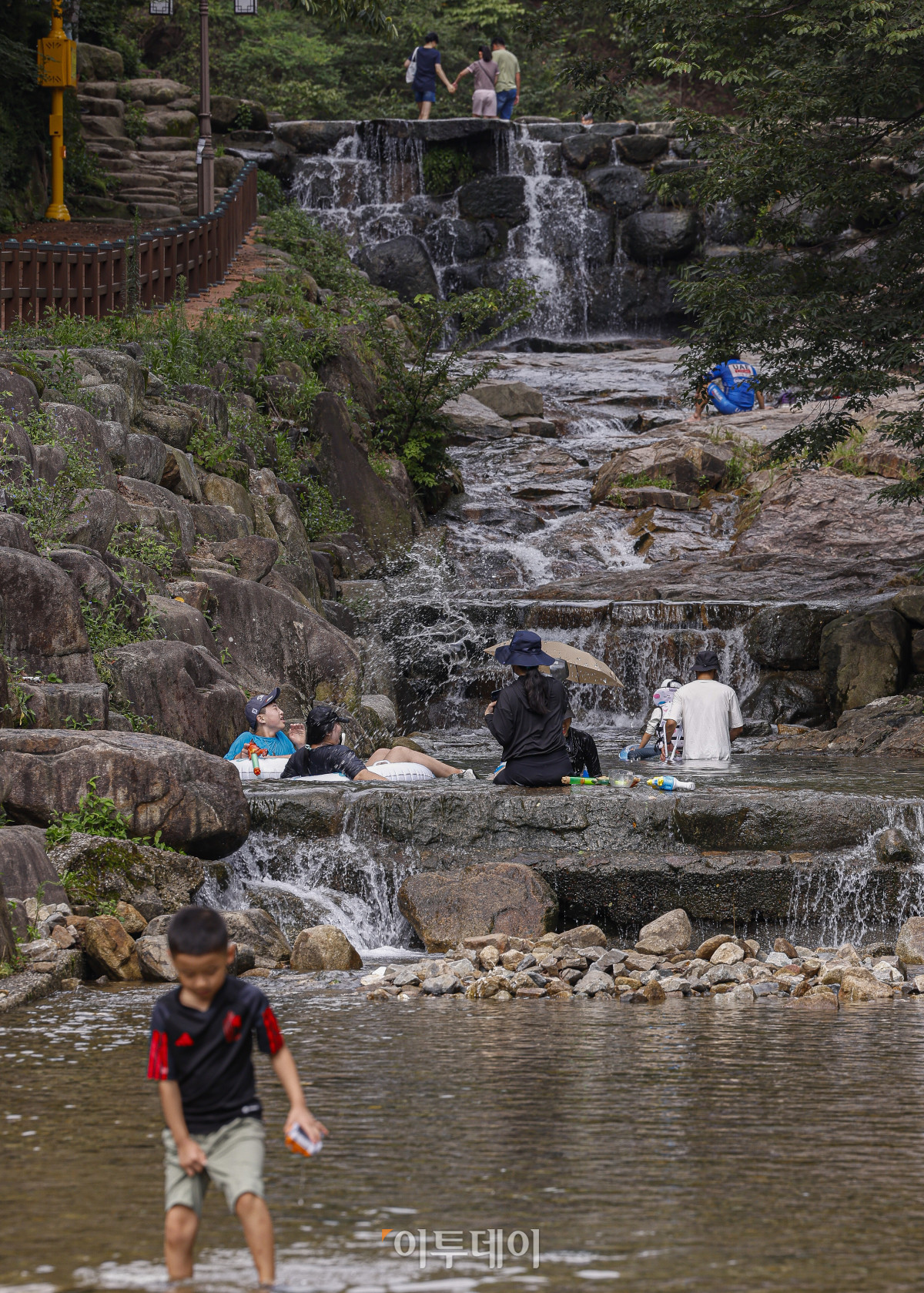 ▲전국 대부분 지역에 폭염특보가 발효된 17일 경기 과천시 관악산계곡을 찾은 시민들이 물놀이를 하며 더위를 식히고 있다. 이날 기상청은 당분간 최고 체감온도가 33도 안팎으로 오르면서 무덥겠다고 예보했다. 조현호 기자 hyunho@