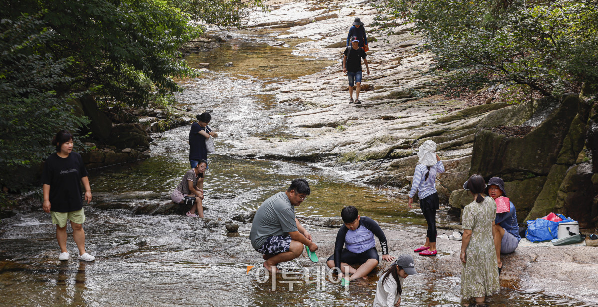 ▲전국 대부분 지역에 폭염특보가 발효된 17일 경기 과천시 관악산계곡을 찾은 시민들이 물놀이를 하며 더위를 식히고 있다. 이날 기상청은 당분간 최고 체감온도가 33도 안팎으로 오르면서 무덥겠다고 예보했다. 조현호 기자 hyunho@