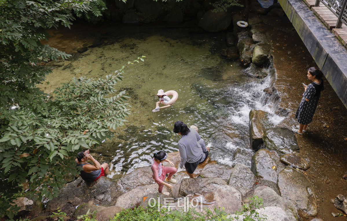 ▲전국 대부분 지역에 폭염특보가 발효된 17일 경기 과천시 관악산계곡을 찾은 시민들이 물놀이를 하며 더위를 식히고 있다. 이날 기상청은 당분간 최고 체감온도가 33도 안팎으로 오르면서 무덥겠다고 예보했다. 조현호 기자 hyunho@