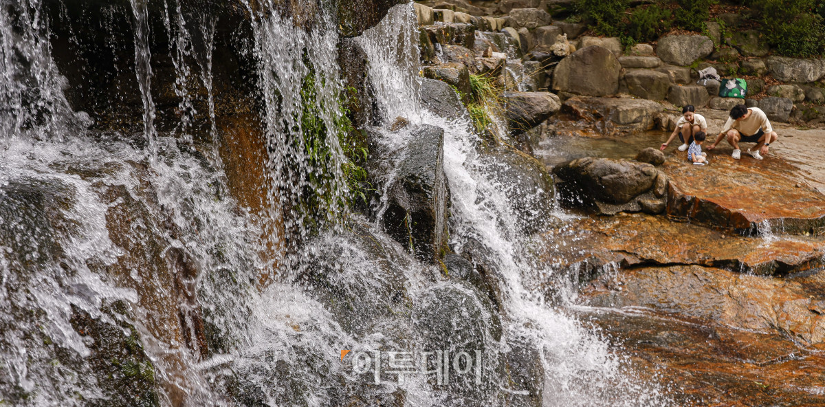 ▲전국 대부분 지역에 폭염특보가 발효된 17일 경기 과천시 관악산계곡을 찾은 시민들이 물놀이를 하며 더위를 식히고 있다. 이날 기상청은 당분간 최고 체감온도가 33도 안팎으로 오르면서 무덥겠다고 예보했다. 조현호 기자 hyunho@