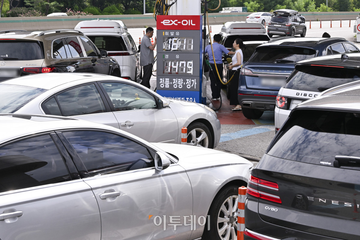 ▲국내 주유소 휘발유·경유 가격이 동반 하락했다. 한국석유공사 유가정보시스템 오피넷에 따르면 8월 둘째 주 전국 주유소 휘발유 평균 판매가는 지난주보다 리터 당 1.7원 내린 1668.2원을 기록했다. 경유 평균 판매 가격은 전주 대비 0.1원 내린 1538.2원을 기록했다. 17일 서울 만남의광장 주유소에 유가정보가 게시돼 있다. 조현호 기자 hyunho@