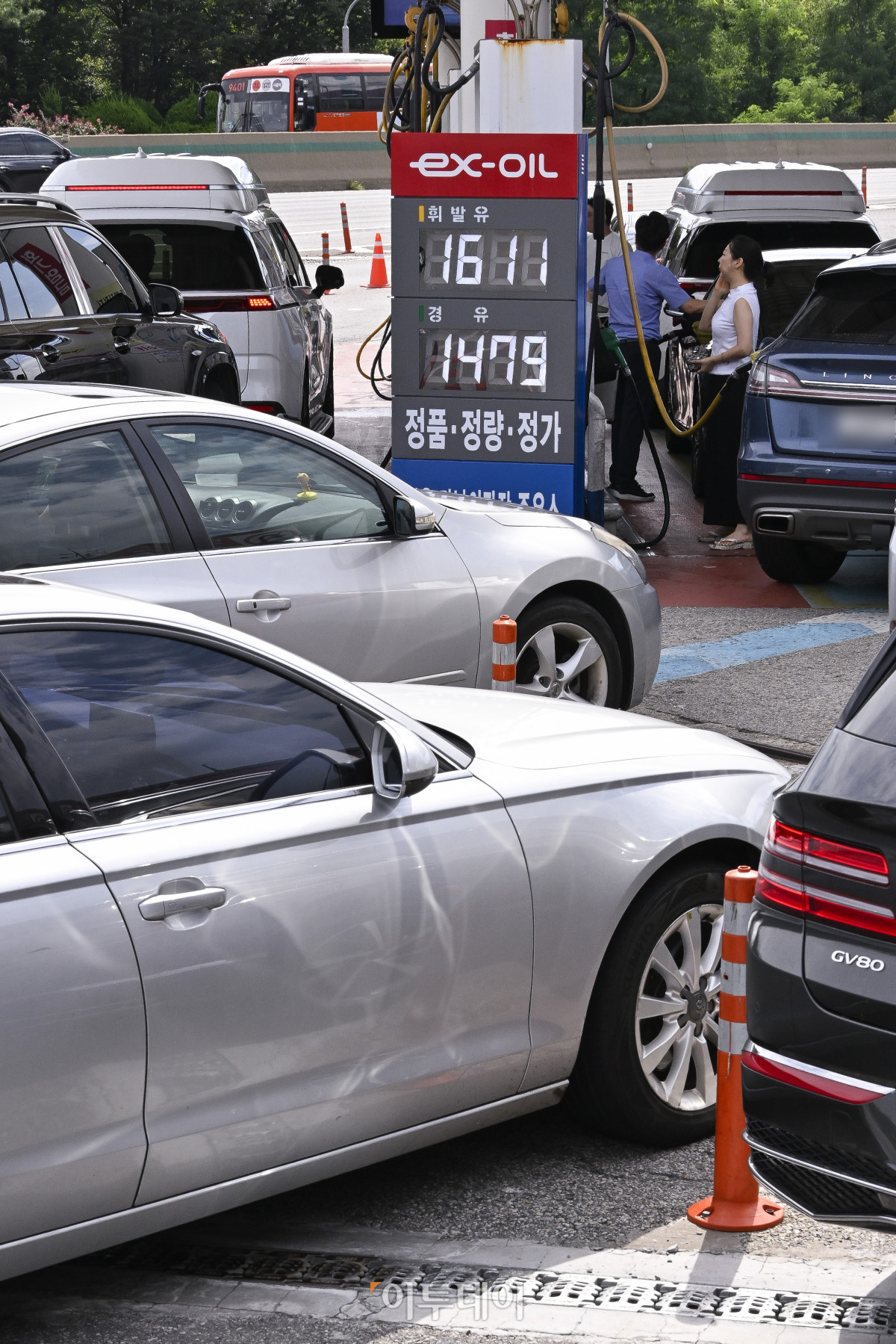 ▲국내 주유소 휘발유·경유 가격이 동반 하락했다. 한국석유공사 유가정보시스템 오피넷에 따르면 8월 둘째 주 전국 주유소 휘발유 평균 판매가는 지난주보다 리터 당 1.7원 내린 1668.2원을 기록했다. 경유 평균 판매 가격은 전주 대비 0.1원 내린 1538.2원을 기록했다. 17일 서울 만남의광장 주유소에 유가정보가 게시돼 있다. 조현호 기자 hyunho@