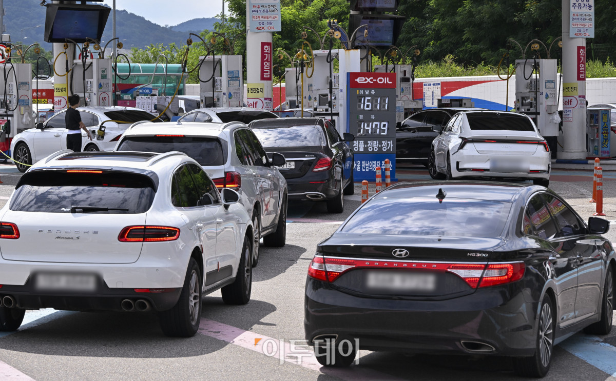 ▲국내 주유소 휘발유·경유 가격이 동반 하락했다. 한국석유공사 유가정보시스템 오피넷에 따르면 8월 둘째 주 전국 주유소 휘발유 평균 판매가는 지난주보다 리터 당 1.7원 내린 1668.2원을 기록했다. 경유 평균 판매 가격은 전주 대비 0.1원 내린 1538.2원을 기록했다. 17일 서울 만남의광장 주유소에 유가정보가 게시돼 있다. 조현호 기자 hyunho@