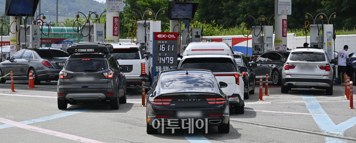 ▲국내 주유소 휘발유·경유 가격이 동반 하락했다. 한국석유공사 유가정보시스템 오피넷에 따르면 8월 둘째 주 전국 주유소 휘발유 평균 판매가는 지난주보다 리터 당 1.7원 내린 1668.2원을 기록했다. 경유 평균 판매 가격은 전주 대비 0.1원 내린 1538.2원을 기록했다. 17일 서울 만남의광장 주유소에 유가정보가 게시돼 있다. 조현호 기자 hyunho@
