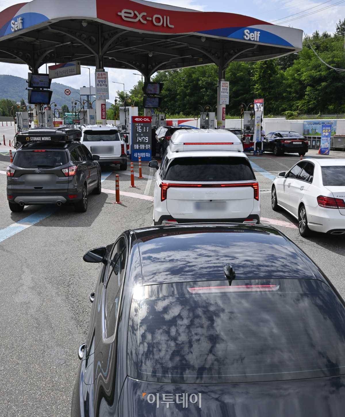 ▲국내 주유소 휘발유·경유 가격이 동반 하락했다. 한국석유공사 유가정보시스템 오피넷에 따르면 8월 둘째 주 전국 주유소 휘발유 평균 판매가는 지난주보다 리터 당 1.7원 내린 1668.2원을 기록했다. 경유 평균 판매 가격은 전주 대비 0.1원 내린 1538.2원을 기록했다. 17일 서울 만남의광장 주유소에 유가정보가 게시돼 있다. 조현호 기자 hyunho@