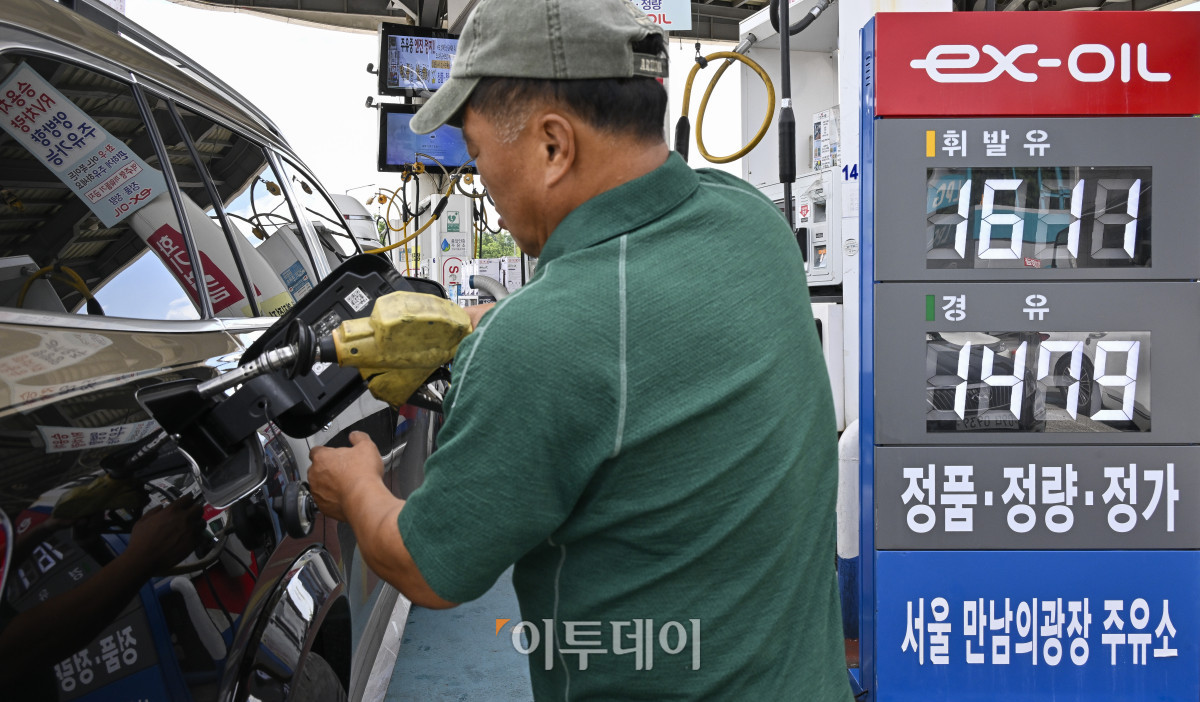 ▲국내 주유소 휘발유·경유 가격이 동반 하락했다. 한국석유공사 유가정보시스템 오피넷에 따르면 8월 둘째 주 전국 주유소 휘발유 평균 판매가는 지난주보다 리터 당 1.7원 내린 1668.2원을 기록했다. 경유 평균 판매 가격은 전주 대비 0.1원 내린 1538.2원을 기록했다. 17일 서울 만남의광장 주유소에 유가정보가 게시돼 있다. 조현호 기자 hyunho@