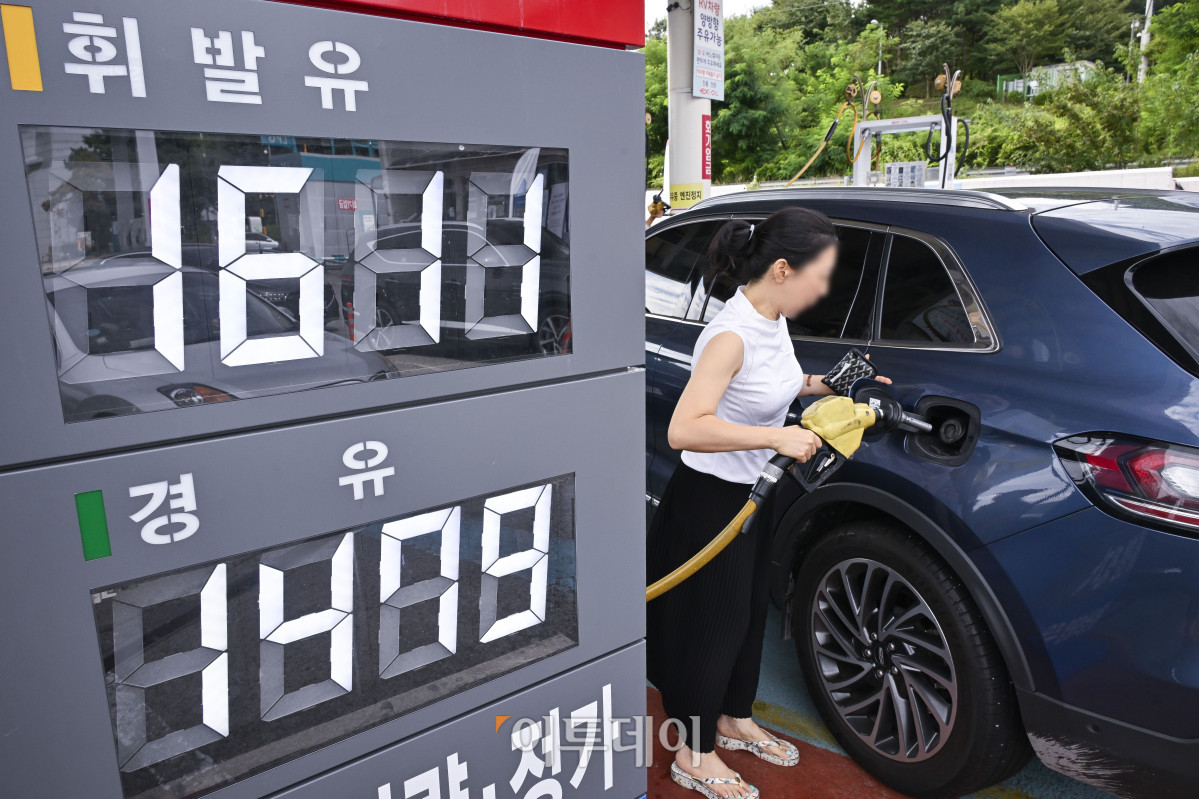 ▲국내 주유소 휘발유·경유 가격이 동반 하락했다. 한국석유공사 유가정보시스템 오피넷에 따르면 8월 둘째 주 전국 주유소 휘발유 평균 판매가는 지난주보다 리터 당 1.7원 내린 1668.2원을 기록했다. 경유 평균 판매 가격은 전주 대비 0.1원 내린 1538.2원을 기록했다. 17일 서울 만남의광장 주유소에 유가정보가 게시돼 있다. 조현호 기자 hyunho@