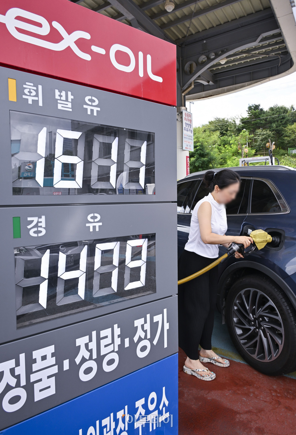 ▲국내 주유소 휘발유·경유 가격이 동반 하락했다. 한국석유공사 유가정보시스템 오피넷에 따르면 8월 둘째 주 전국 주유소 휘발유 평균 판매가는 지난주보다 리터 당 1.7원 내린 1668.2원을 기록했다. 경유 평균 판매 가격은 전주 대비 0.1원 내린 1538.2원을 기록했다. 17일 서울 만남의광장 주유소에 유가정보가 게시돼 있다. 조현호 기자 hyunho@