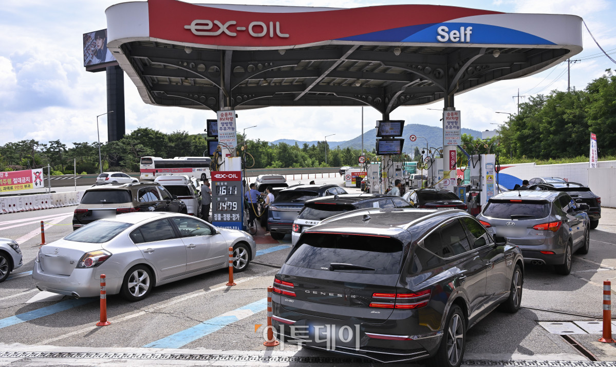 ▲국내 주유소 휘발유·경유 가격이 동반 하락했다. 한국석유공사 유가정보시스템 오피넷에 따르면 8월 둘째 주 전국 주유소 휘발유 평균 판매가는 지난주보다 리터 당 1.7원 내린 1668.2원을 기록했다. 경유 평균 판매 가격은 전주 대비 0.1원 내린 1538.2원을 기록했다. 17일 서울 만남의광장 주유소에 유가정보가 게시돼 있다. 조현호 기자 hyunho@