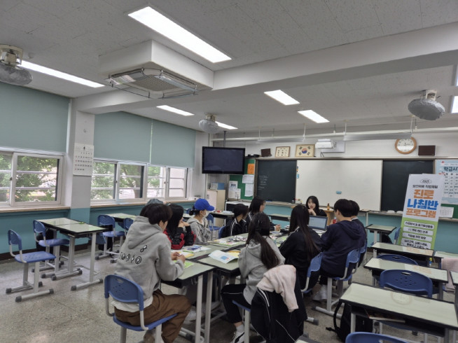 ▲진로나침반 프로그램에서 학생들이 멘토와 상담하고 있다. (사진제공=구로구)