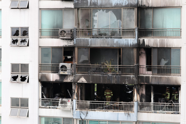 ▲17일 서울 마포구 창전동 한 아파트에서 화재가 발생, 소방대원들이 잔불을 정리하고 있다. (연합뉴스)