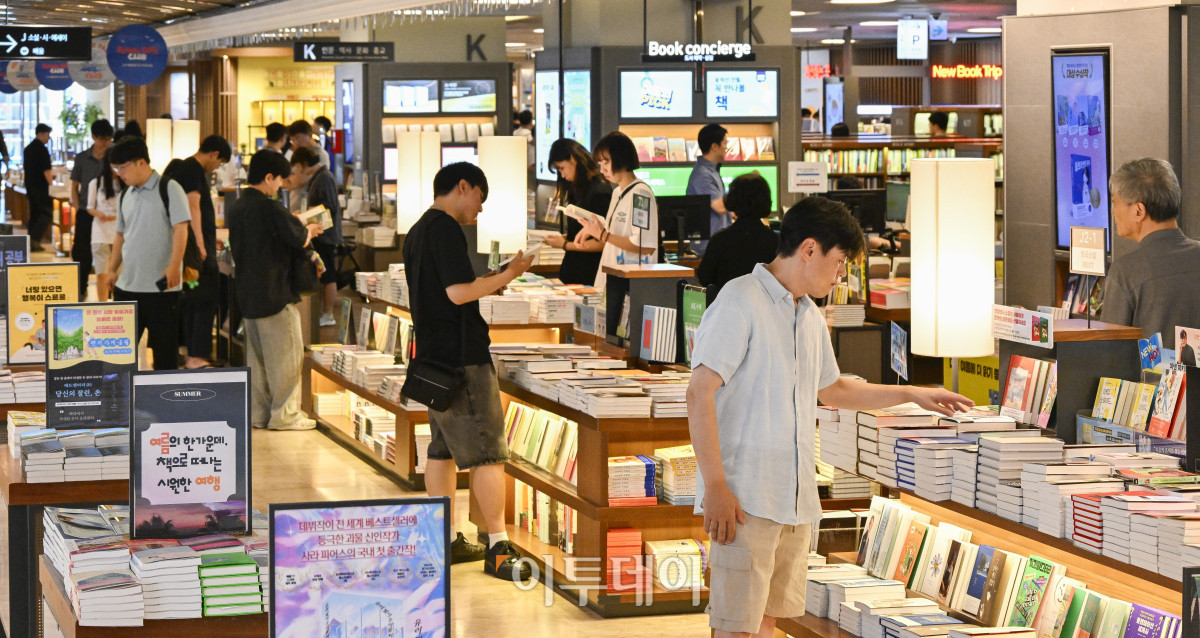 ▲광복절 연휴인 17일 서울 종로구 교보문고 광화문점을 찾은 시민들이 휴일을 즐기고 있다. 조현호 기자 hyunho@