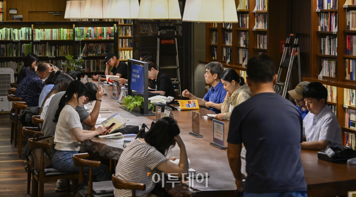 ▲광복절 연휴인 17일 서울 종로구 교보문고 광화문점을 찾은 시민들이 휴일을 즐기고 있다. 조현호 기자 hyunho@