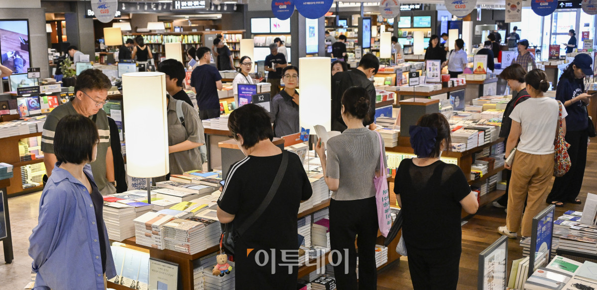 ▲광복절 연휴인 17일 서울 종로구 교보문고 광화문점을 찾은 시민들이 휴일을 즐기고 있다. 조현호 기자 hyunho@