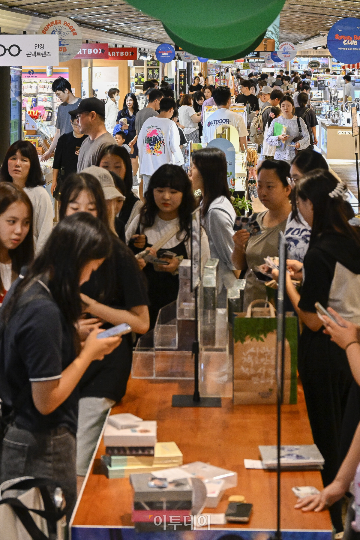 ▲광복절 연휴인 17일 서울 종로구 교보문고 광화문점을 찾은 시민들이 휴일을 즐기고 있다. 조현호 기자 hyunho@