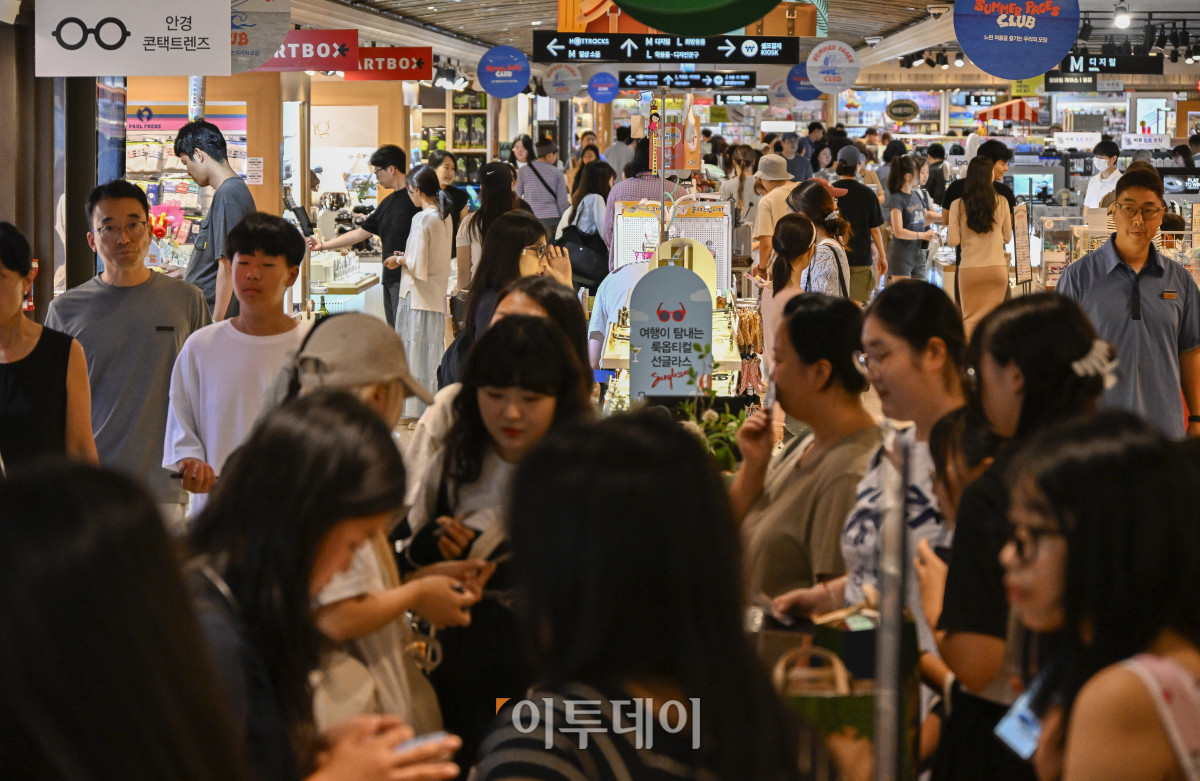 ▲광복절 연휴인 17일 서울 종로구 교보문고 광화문점을 찾은 시민들이 휴일을 즐기고 있다. 조현호 기자 hyunho@