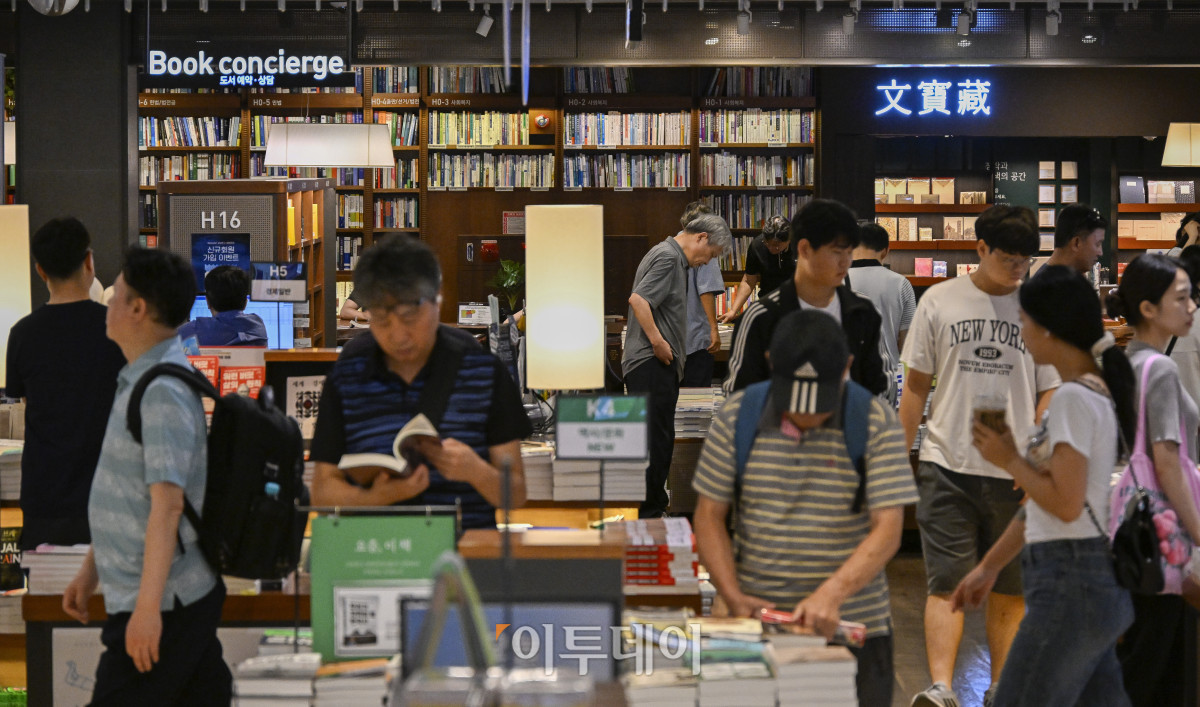 ▲광복절 연휴인 17일 서울 종로구 교보문고 광화문점을 찾은 시민들이 휴일을 즐기고 있다. 조현호 기자 hyunho@