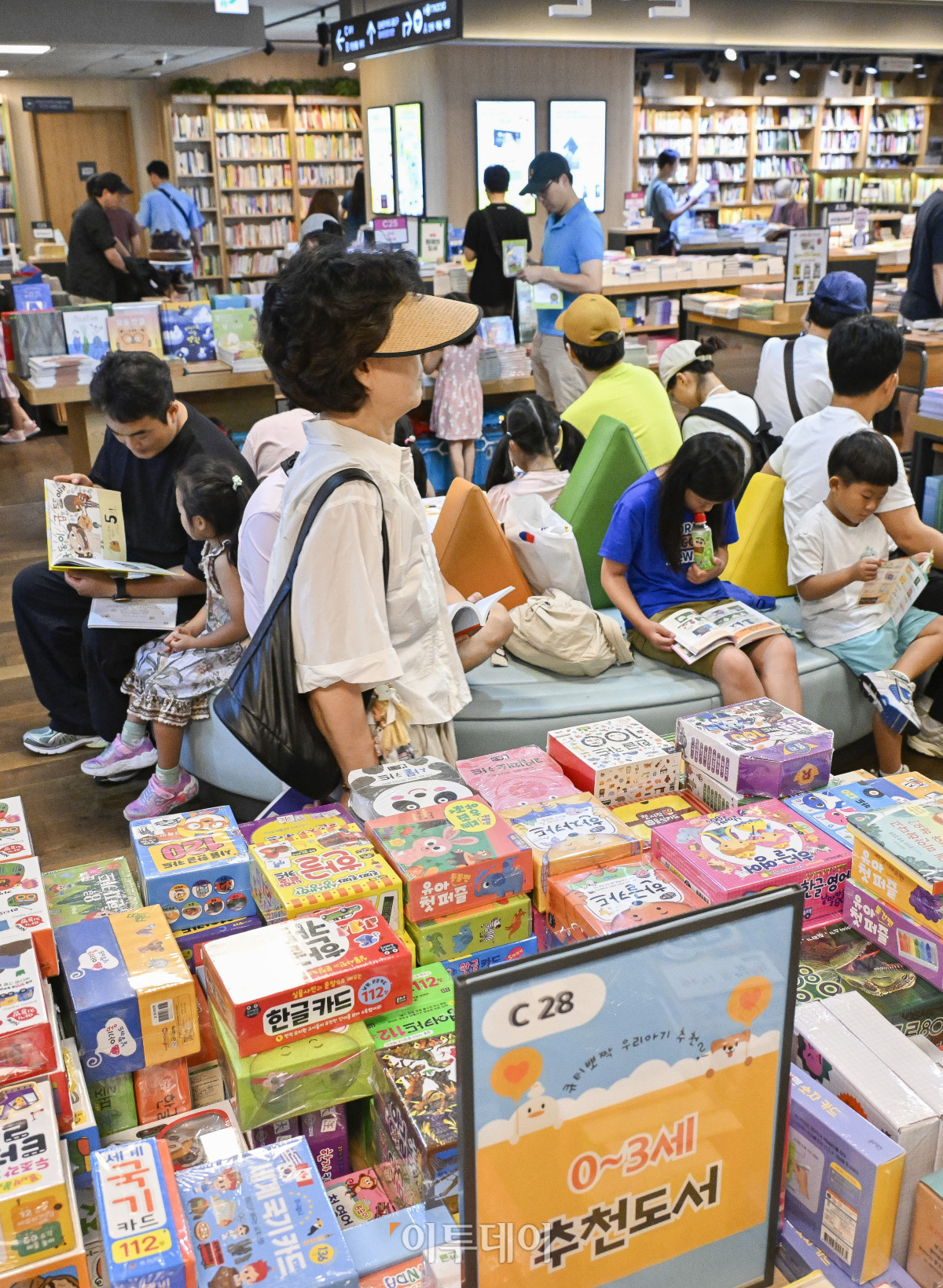 ▲광복절 연휴인 17일 서울 종로구 교보문고 광화문점을 찾은 시민들이 휴일을 즐기고 있다. 조현호 기자 hyunho@