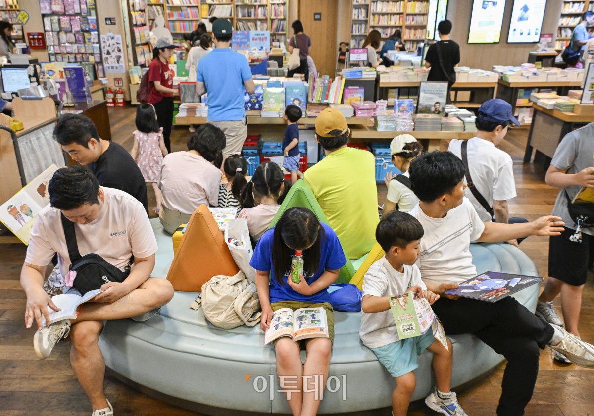 ▲광복절 연휴인 17일 서울 종로구 교보문고 광화문점을 찾은 시민들이 휴일을 즐기고 있다. 조현호 기자 hyunho@