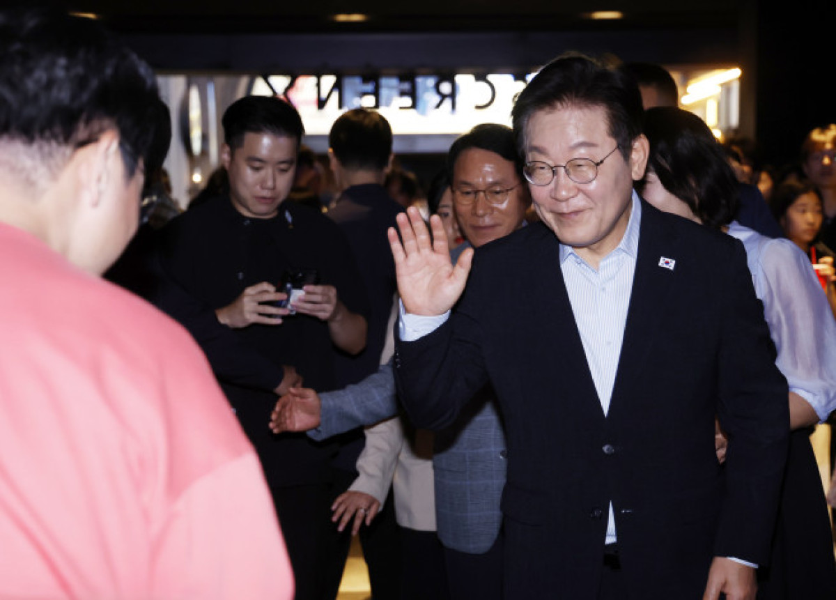 ▲이재명 대통령이 17일 서울 용산CGV에서 '독립군:끝나지 않은 전쟁' 관람 후 시민들과 인사하고 있다.     이 대통령은 광복 80주년을 기념해 조진웅 배우가 추천한 이 영화를 본다면서 SNS를 통해 신청한 시민들과 동반 관람을 했다. [대통령실통신사진기자단]     (연합뉴스)