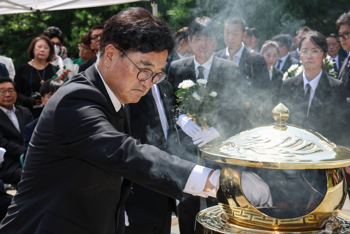 ▲우원식 국회의장이 지난해 8월 18일 오전 서울 동작구 국립서울현충원 현충관에서 열린 '김대중 전 대통령 서거 15주기 추도식'을 마친 후 김대중대통령 묘소를 찾아 헌화와 분향을 하고 있다. (공동취재) (사진=뉴시스)