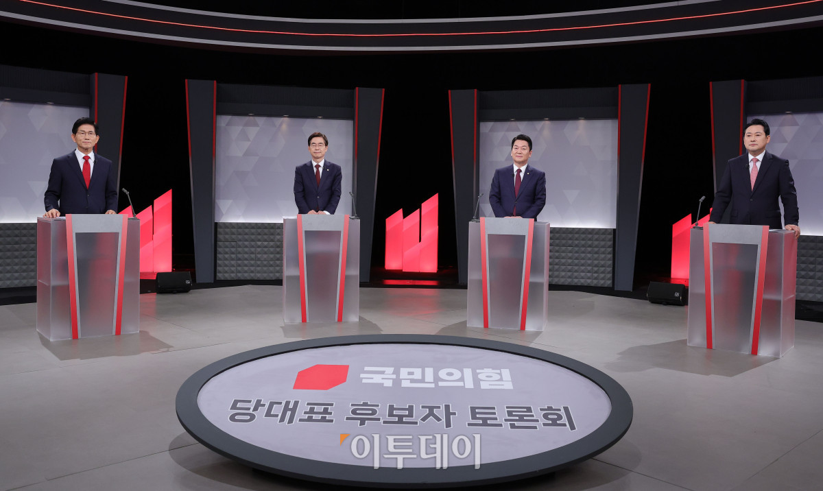 ▲국민의힘 당대표 후보들이 17일 서울 여의도 KBS에서 열린 당대표 후보자 TV토론회에 앞서 포즈를 취하고 있다. 왼쪽부터 김문수, 조경태, 안철수, 장동혁 국민의힘 당대표 후보. 국회사진기자단