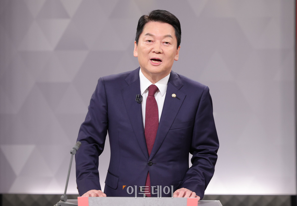 ▲안철수 국민의힘 당대표 후보가 17일 서울 여의도 KBS에서 열린 당대표 후보자 TV토론회에서 시작을 기다리고 있다. 국회사진기자단