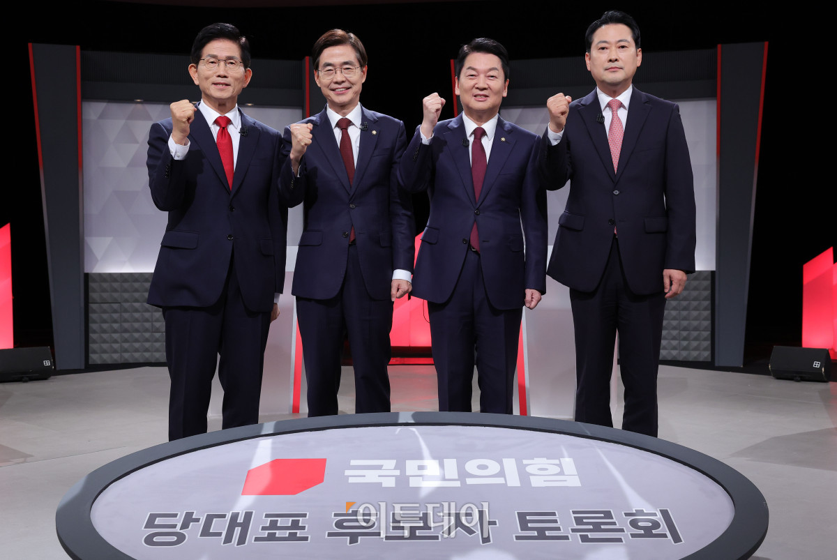 ▲국민의힘 당대표 후보들이 17일 서울 여의도 KBS에서 열린 당대표 후보자 TV토론회에 앞서 포즈를 취하고 있다. 왼쪽부터 김문수, 조경태, 안철수, 장동혁 국민의힘 당대표 후보. 국회사진기자단