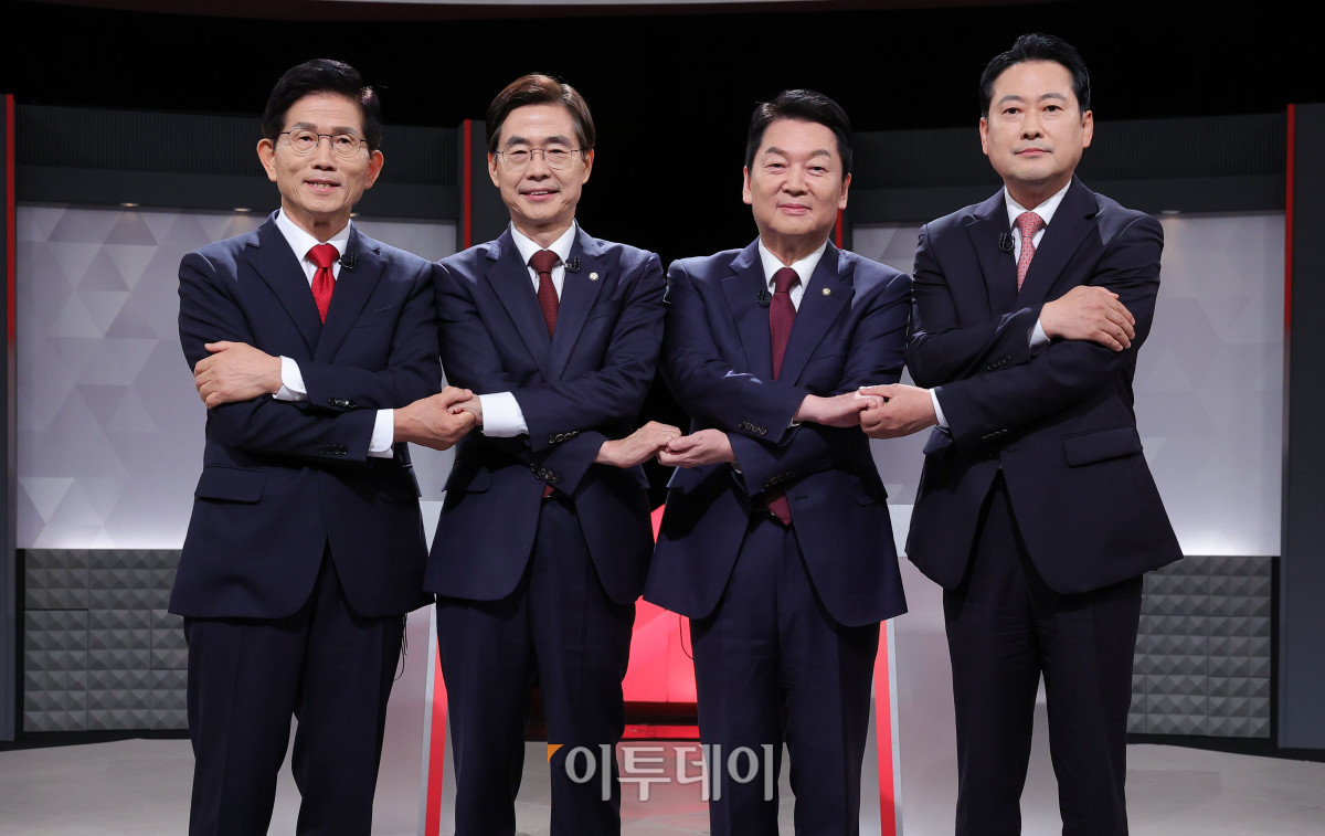 ▲국민의힘 당대표 후보들이 17일 서울 여의도 KBS에서 열린 당대표 후보자 TV토론회에 앞서 포즈를 취하고 있다. 왼쪽부터 김문수, 조경태, 안철수, 장동혁 국민의힘 당대표 후보. 국회사진기자단