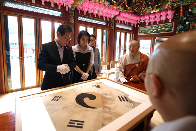 ▲이재명 대통령 내외는 광복절 연휴 마지막 날인 17일 서울 은평구에 위치한 진관사를 방문했다.  (대통령실)