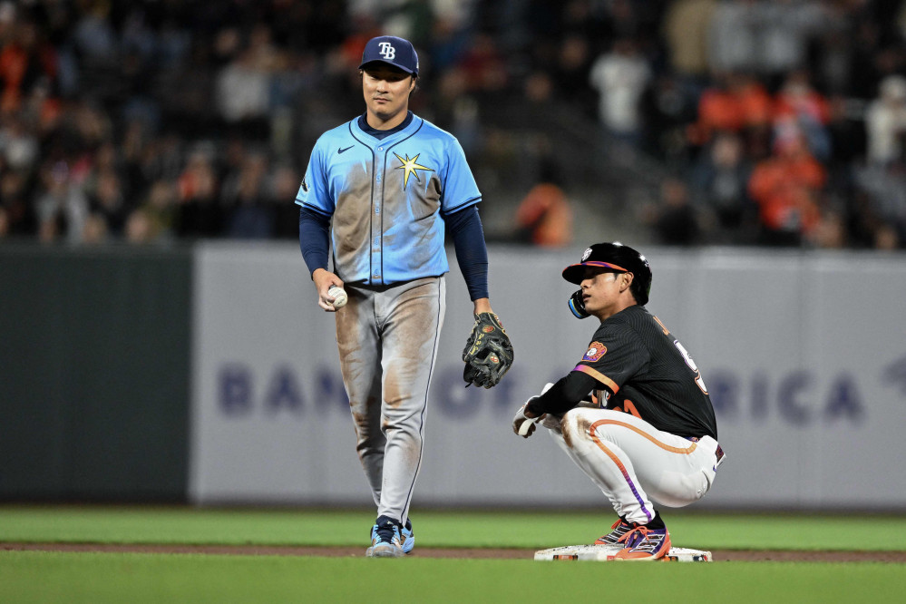 ▲16일 샌프란시스코 자이언츠의 이정후(등번호 51)가 오라클 파크에서 열린 탬파베이 레이스와의 경기 9회 도루 성공 후 2루에 서서 경기를 지켜보고 있다. (AFP/북미게티이미지/연합뉴스)