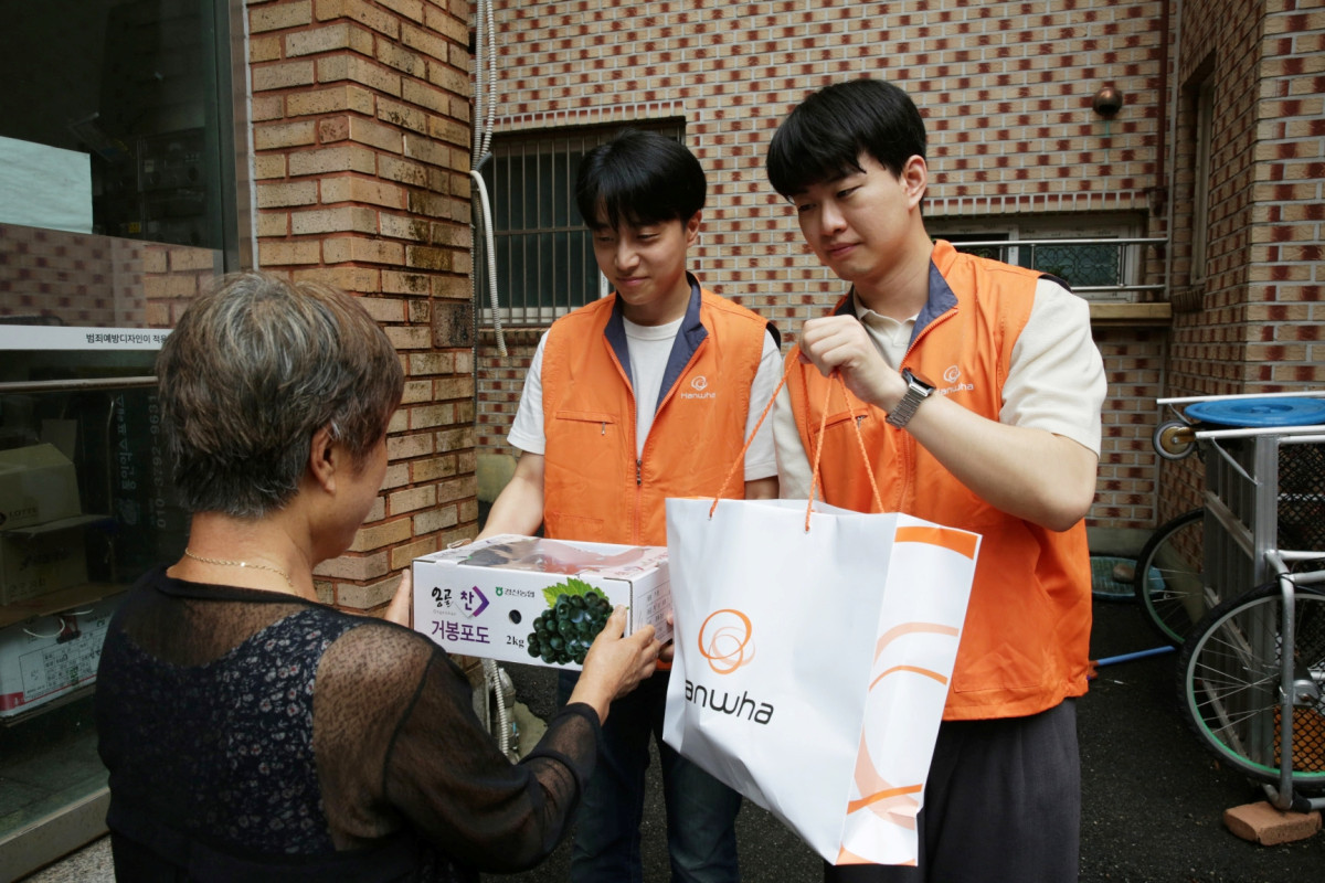 ▲한화 임직원들이 취약계층 어르신들을 대상으로 여름 제철음식 나눔 봉사활동을 실시했다. (한화)