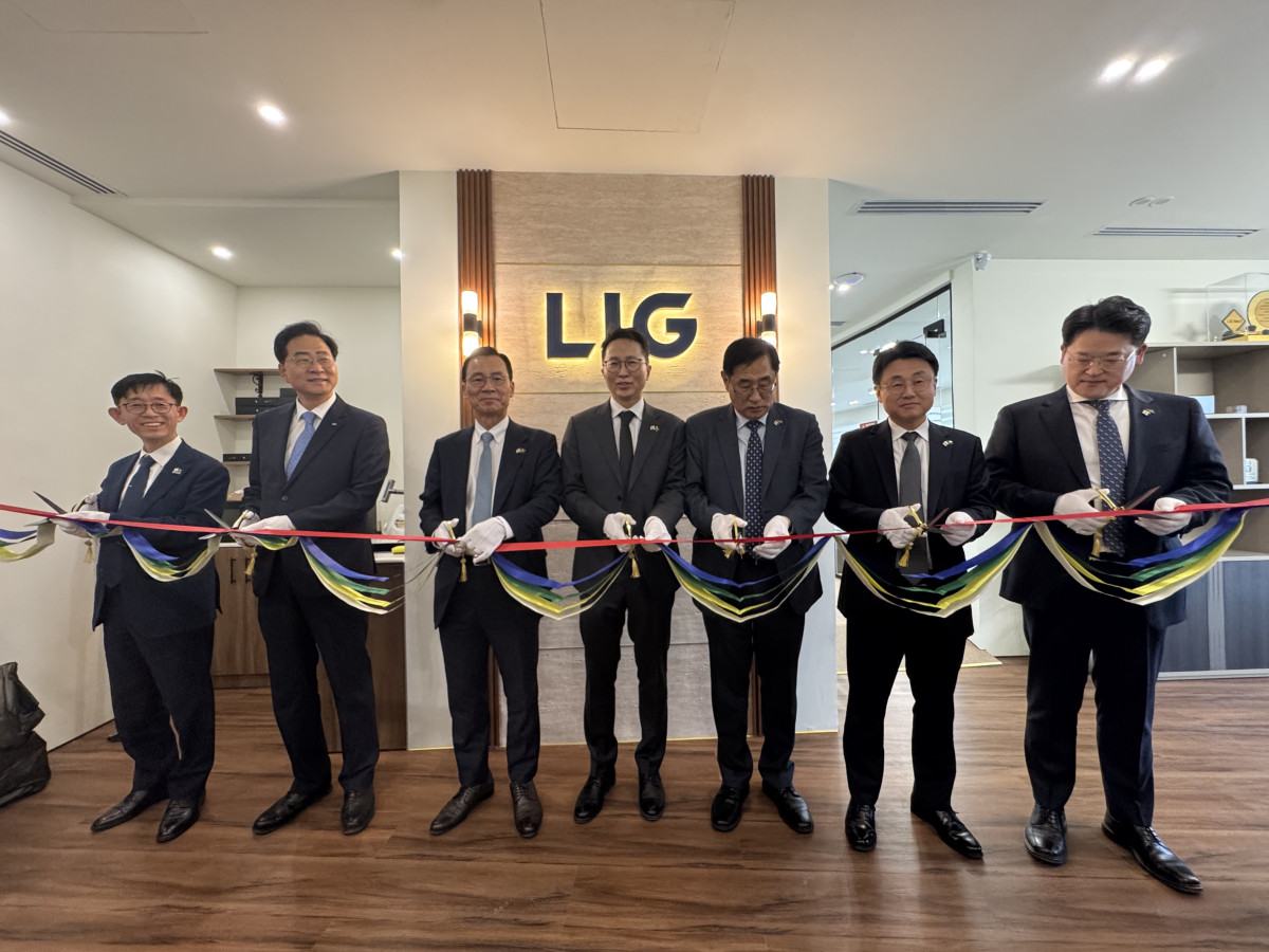 ▲LIG넥스원이 사우디아라비아 현지 사무소를 확장 이전했다. 관계자들이 확장 이전 기념식에서 기념촬영을 하고 있다. (왼쪽부터) LIG넥스원 조용주 미사일시스템연구개발본부장, 이현수 해외사업부문장, 신익현 대표이사, 서무경 사우디아라비아사무소장, 백형식 해외사업본부장, 윤승욱 해외2사업부장, 장동권 해외사업기획관리실장. (사진제공=LIG넥스원)