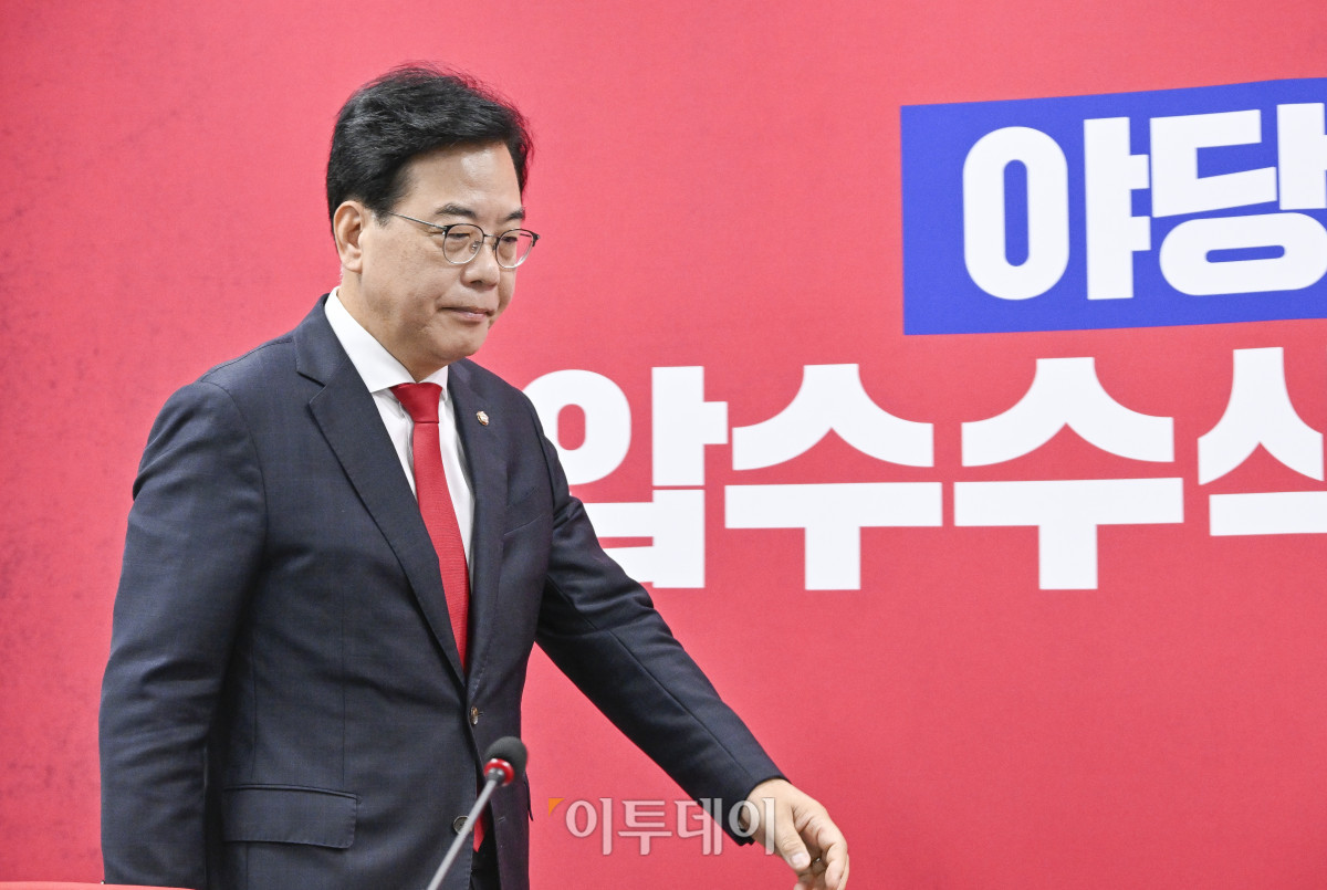 ▲송언석 국민의힘 비상대책위원장 겸 원내대표가 18일 서울 여의도 국민의힘 중앙당사에서 열린 비상대책위원회 회의에 참석하고 있다. 조현호 기자 hyunho@