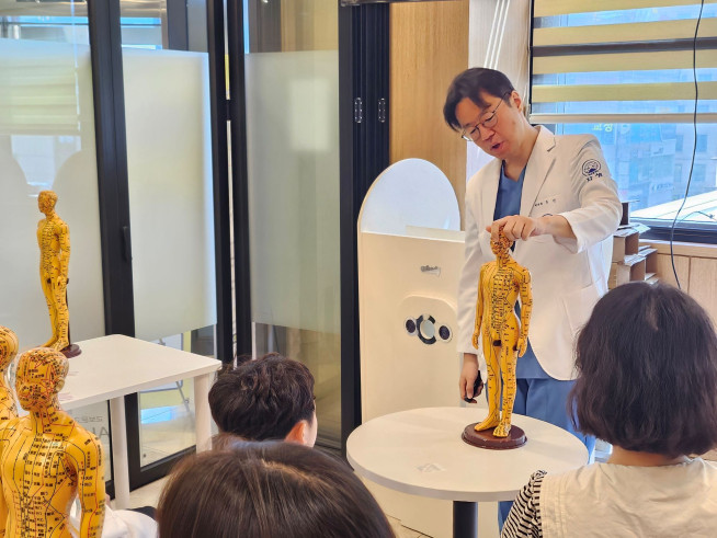 ▲우인 인천자생한방병원 병원장이 한의치료에 대해 설명하고 있다. (사진제공=자생한방병원)