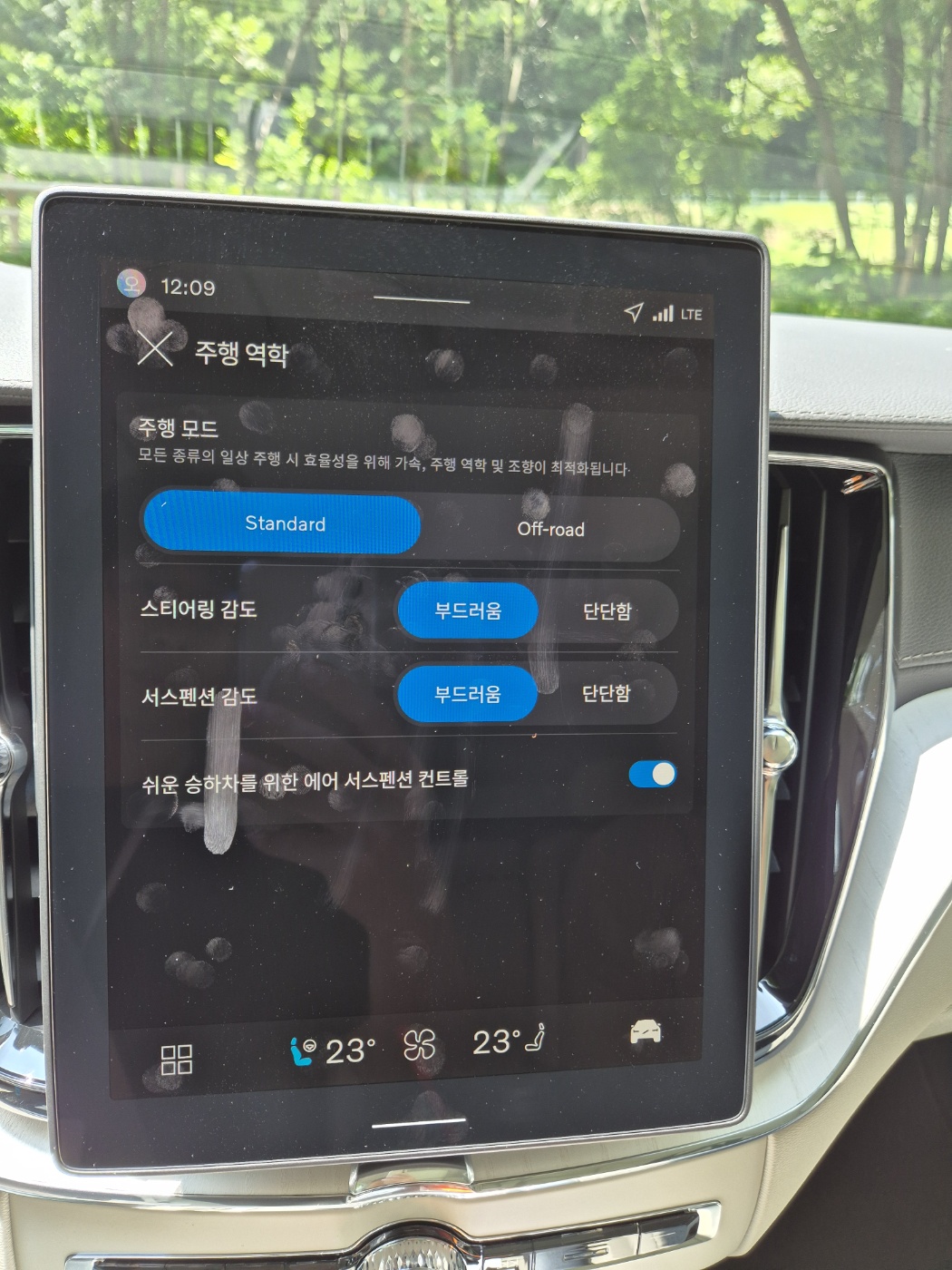 ▲스탠다드 주행 모드에서는 특유의 부드러운 승차감이 돋보였고 오프로드 모드로 전환하면 단단한 주행 질감과 함께 와인딩 구간에서 안정적인 코너링 성능을 드러냈다. 권태성 기자 tskwon@