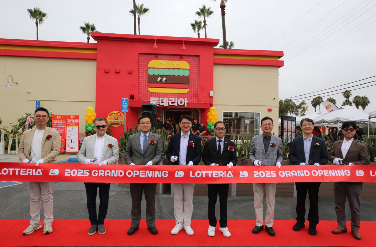 ▲14일(현지시간) 미국 캘리포니아주 내 풀러튼 시티 내 롯데리아 1호점 오픈식에 조성호(왼쪽 세번째부터) LA 총영사관 부총영사, 차우철 롯데GRS 대표이사, 프레드 정 풀러튼 시장, 신동권 롯데GRS 사외이사 의장 등이 오픈 커팅식을 진행하고 있다. (사진제공=롯데GRS)