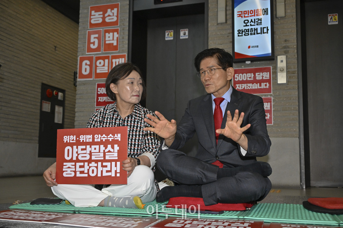 ▲김문수 국민의힘 당 대표 후보가 18일 서울 여의도 국민의힘 중앙당사에서 김건희 특검의 당사 압수수색 반대 농성을 하며 한무경 전 의원과 대화를 하고 있다. 조현호 기자 hyunho@