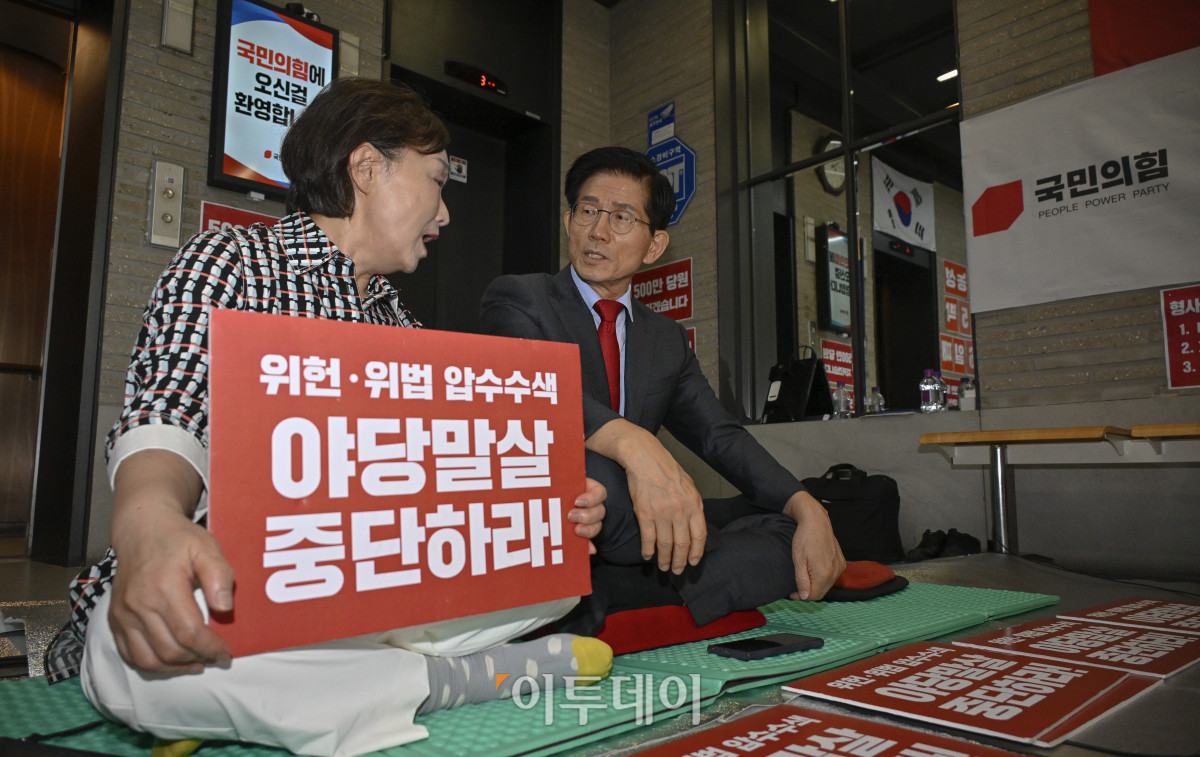 ▲김문수 국민의힘 당 대표 후보가 18일 서울 여의도 국민의힘 중앙당사에서 김건희 특검의 당사 압수수색 반대 농성을 하며 한무경 전 의원과 대화를 하고 있다. 조현호 기자 hyunho@
