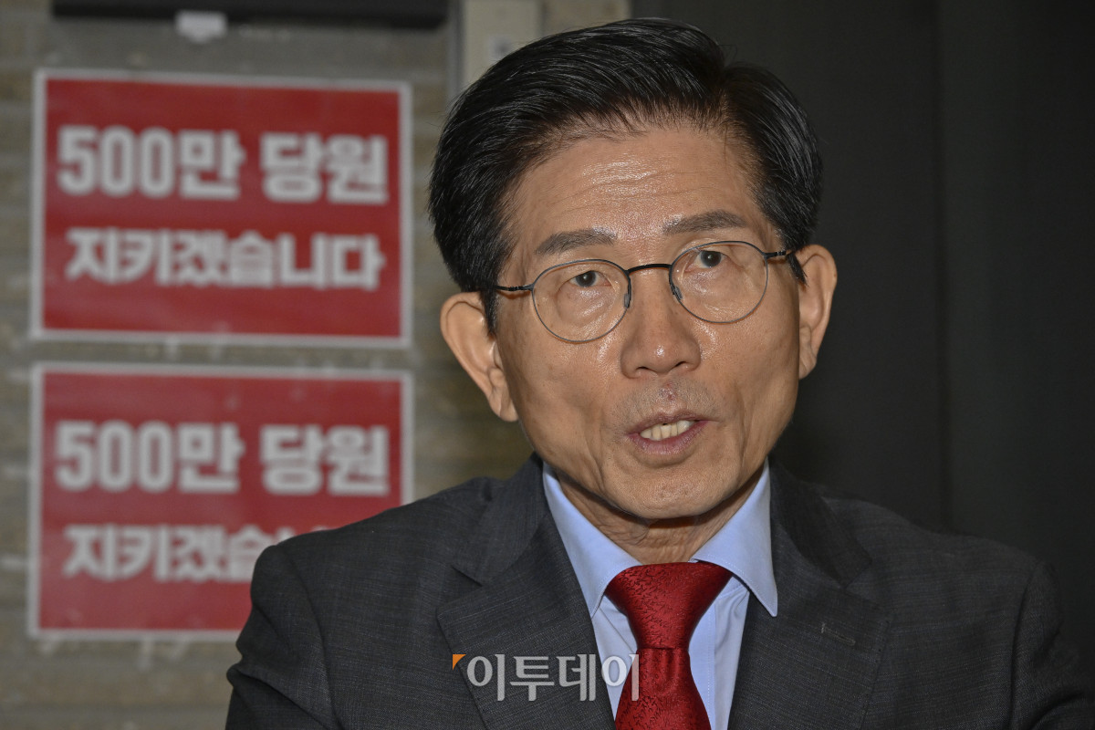 ▲김문수 국민의힘 당 대표 후보가 18일 서울 여의도 국민의힘 중앙당사에서 김건희 특검의 당사 압수수색 반대 농성을 하며 한무경 전 의원과 대화를 하고 있다. 조현호 기자 hyunho@