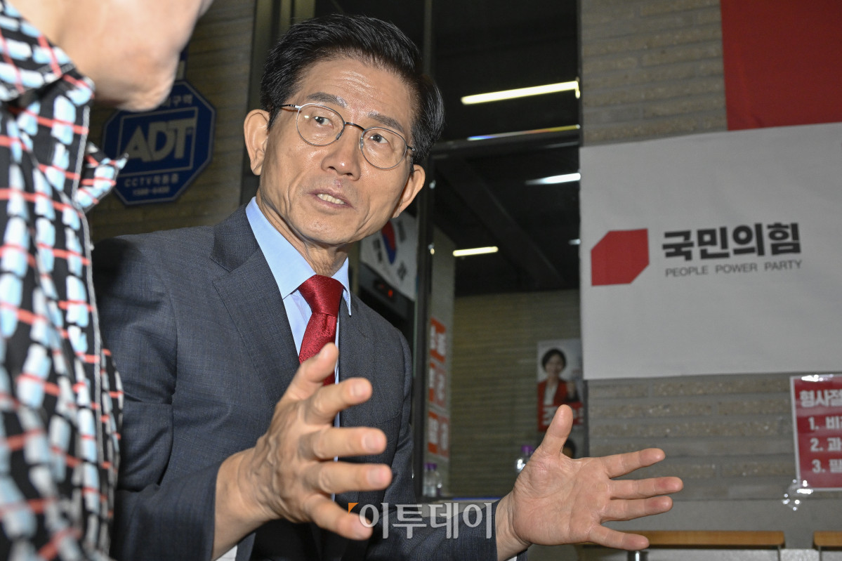 ▲김문수 국민의힘 당 대표 후보가 18일 서울 여의도 국민의힘 중앙당사에서 김건희 특검의 당사 압수수색 반대 농성을 하며 한무경 전 의원과 대화를 하고 있다. 조현호 기자 hyunho@