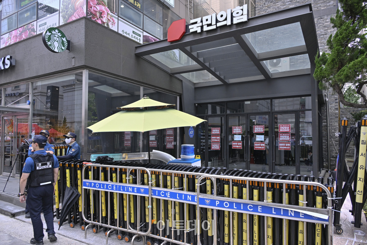 ▲김건희 특검의 국민의힘 당사 압수수색에 당 지도부와 당 대표 후보 등이 강력 반발을 하고 있는 18일 서울 여의도 국민의힘 당사 입구에 특검을 규탄하는 내용의 팻말이 붙어 있다. 조현호 기자 hyunho@