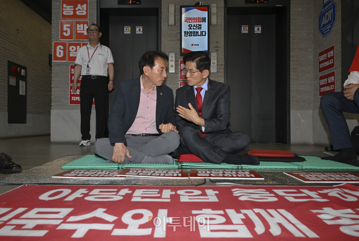 ▲김문수 국민의힘 당 대표 후보가 18일 서울 여의도 국민의힘 중앙당사에서 김건희 특검의 당사 압수수색 반대 농성을 하며 김석기 의원과 대화를 하고 있다. 조현호 기자 hyunho@