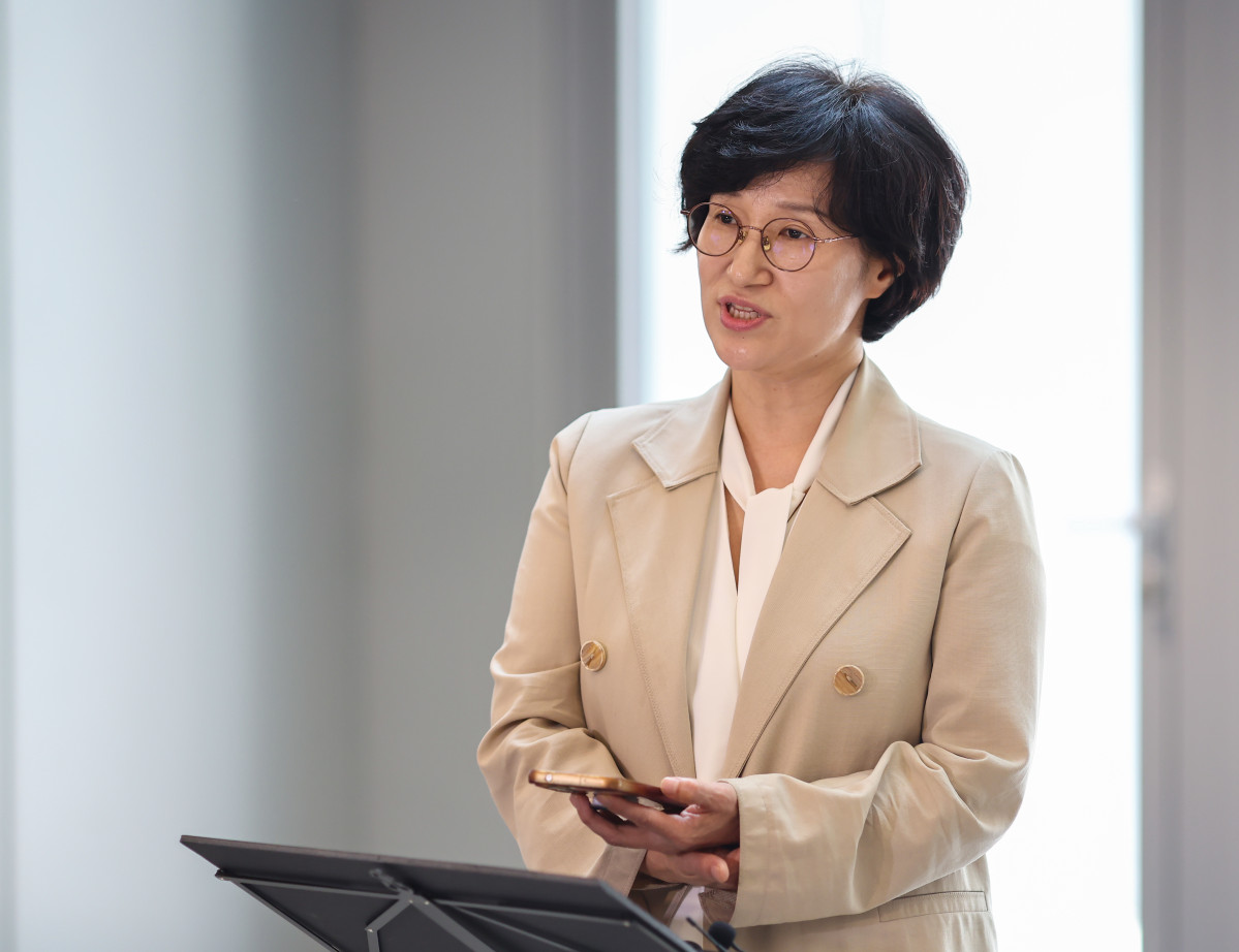 ▲ 원민경 여성가족부 장관 후보자가 18일 인사청문 준비 사무실이 마련된 서울 한국청소년활동진흥원으로 출근하며 소감을 밝히고 있다. (연합뉴스)