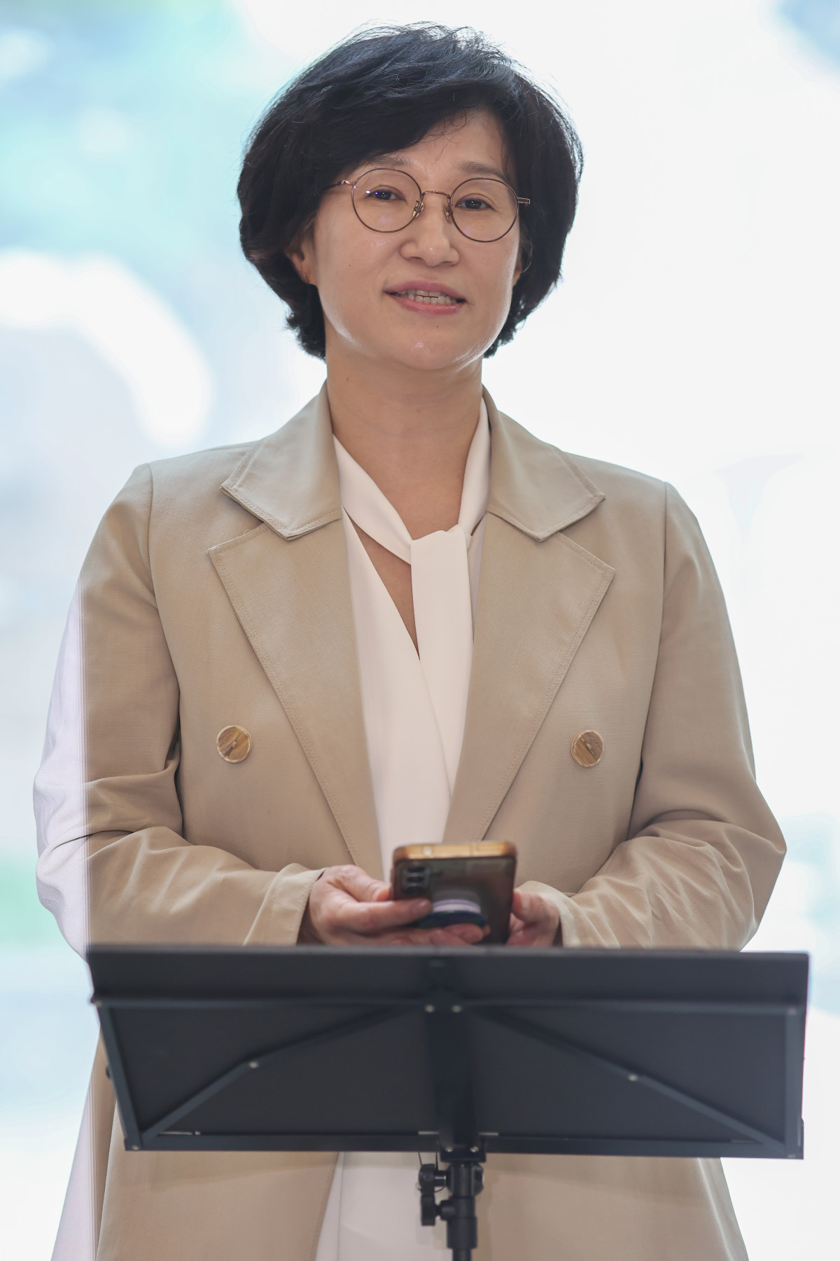 ▲ 원민경 여성가족부 장관 후보자가 18일 인사청문 준비 사무실이 마련된 서울 한국청소년활동진흥원으로 출근하며 소감을 밝히고 있다. (연합뉴스)