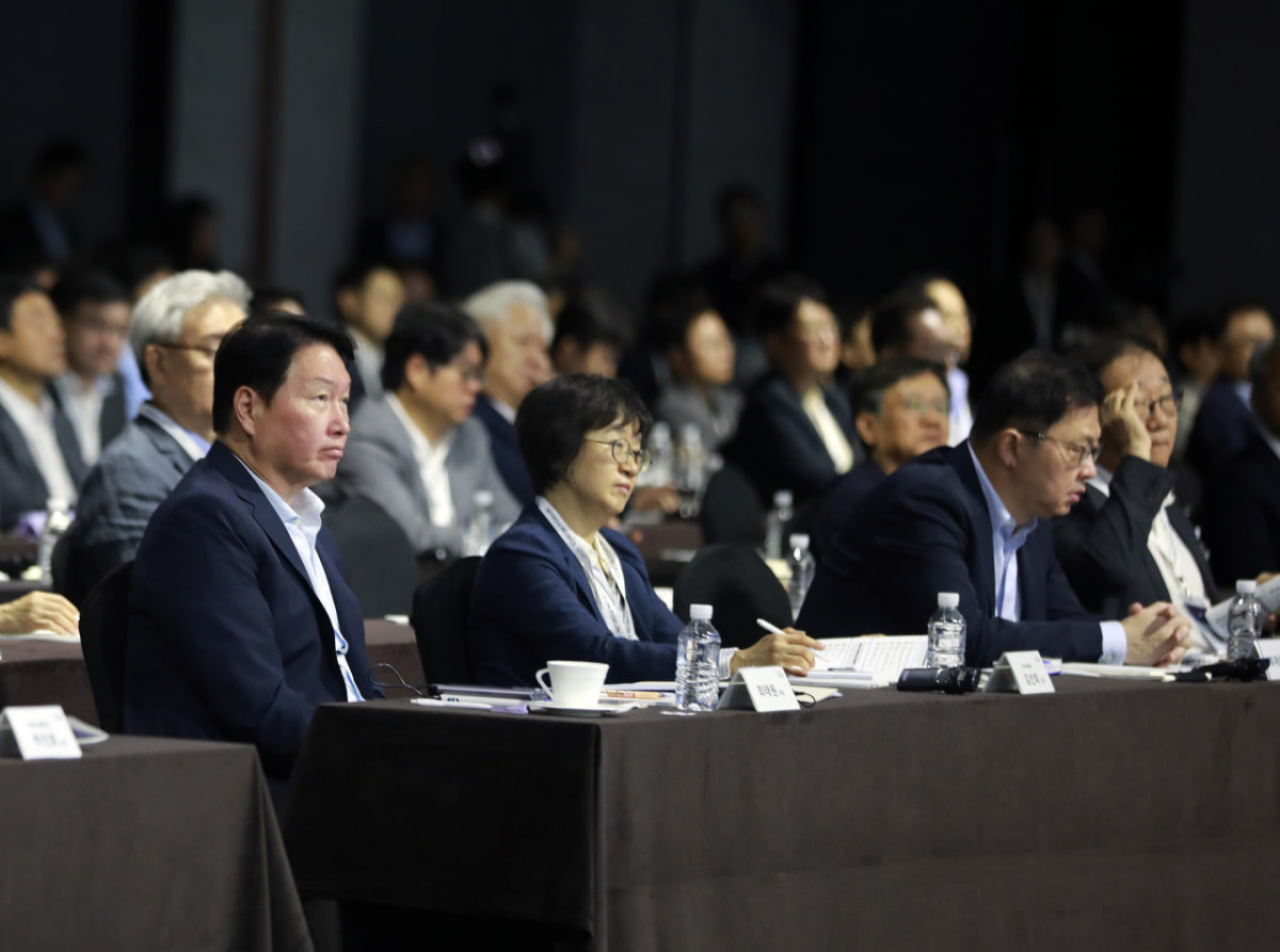 ▲최태원 SK 회장이 18일 서울 광진구 워커힐 호텔에서 열린 '이천포럼 2025'에 참석하고 있다. 사진 왼쪽부터 최태원 SK 회장, 김선희 SK㈜ 이사회 의장, 최재원 SK 수석부회장, 김용학 SK텔레콤 이사회 의장. (사진제공-SK수펙스추구협의회)