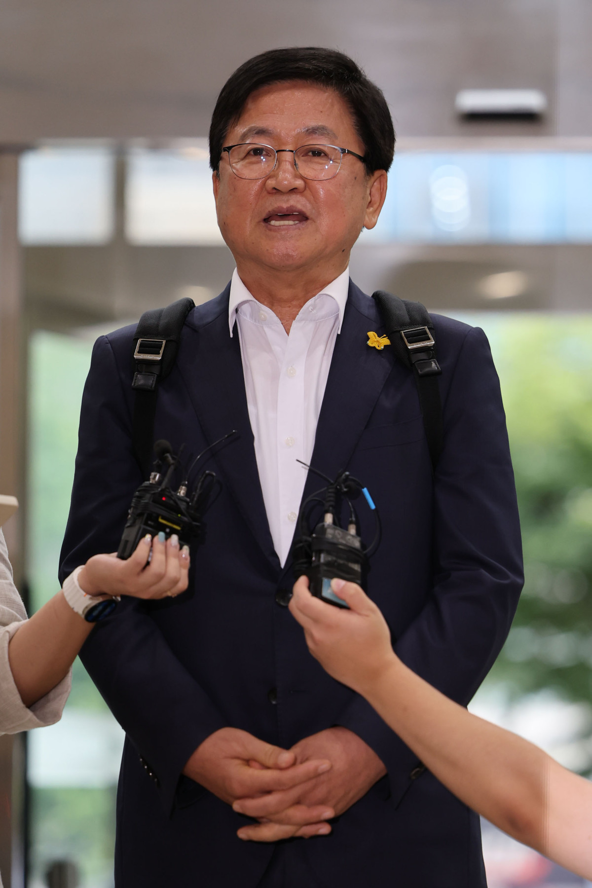 ▲최교진 사회부총리 겸 교육부장관 후보자가 14일 오전 서울 여의도 한국교육시설안전원에 마련된 인사청문회 준비 사무실로 출근하며 취재진 질의에 답하고 있다.  (뉴시스)